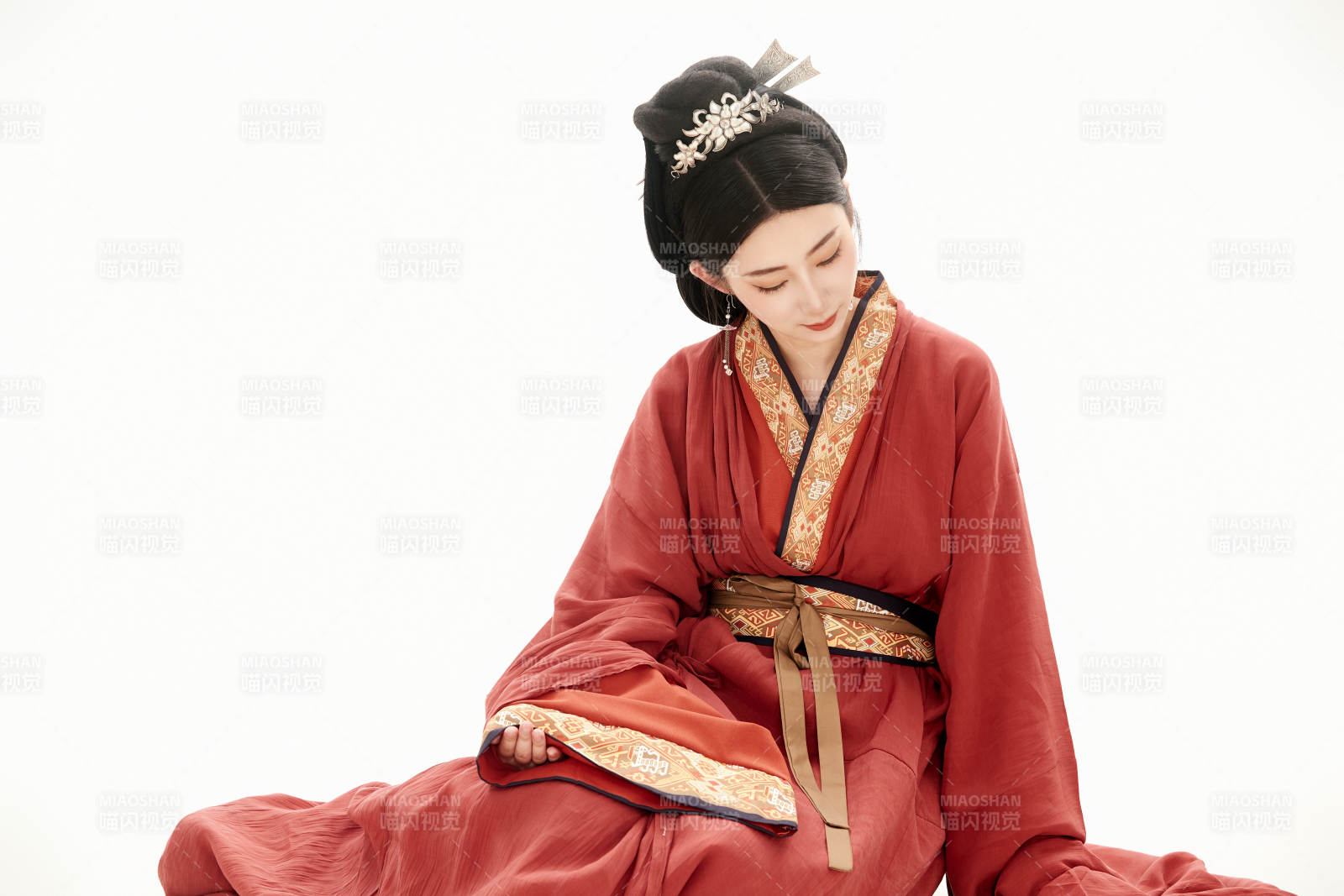 白色背景下穿著中國春秋戰國時代服飾的少女