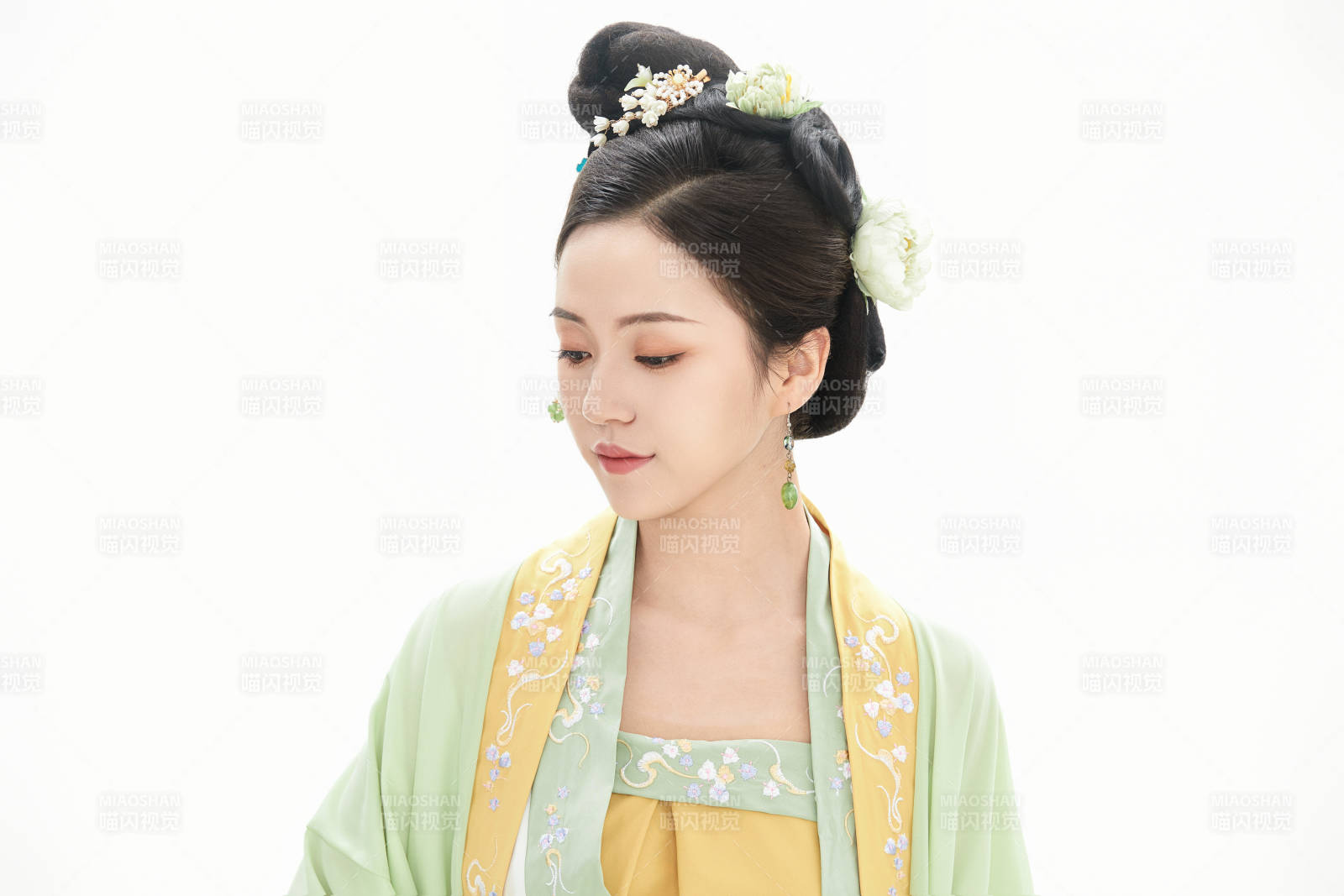 白色背景下穿着南北宋朝汉服的少女图片