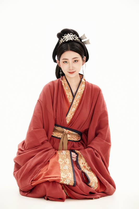白色背景下穿着中国春秋战国时代服饰的少女
