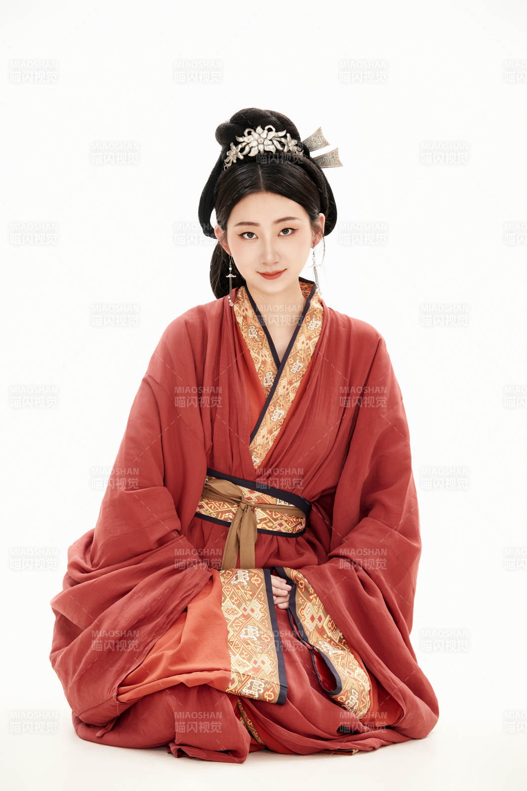 白色背景下穿着中国春秋战国时代服饰的少女