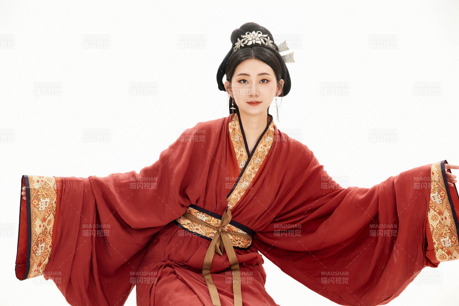 白色背景下穿著中國春秋戰國時代服飾的少女
