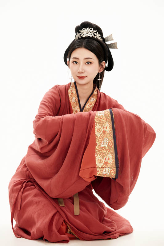 白色背景下穿着中国春秋战国时代服饰的少女