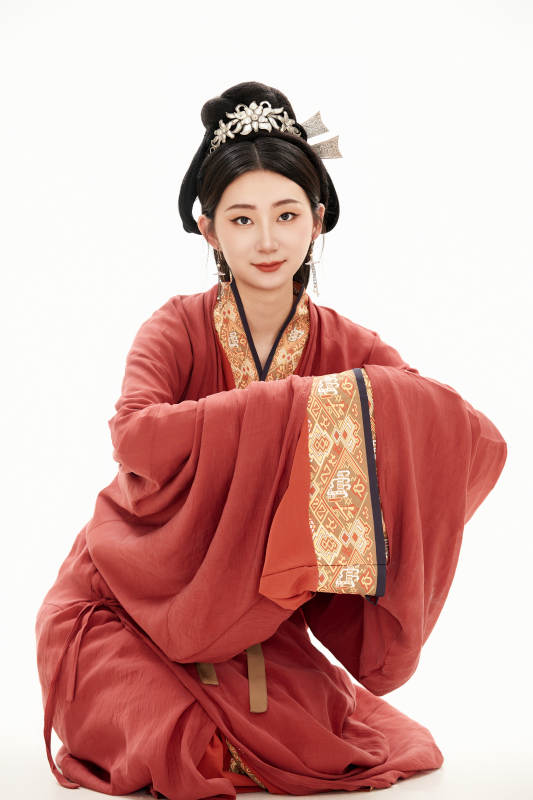 白色背景下穿着中国春秋战国时代服饰的少女