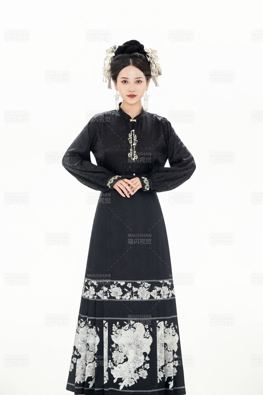 白色背景下穿着明制汉服服饰马面裙的少女