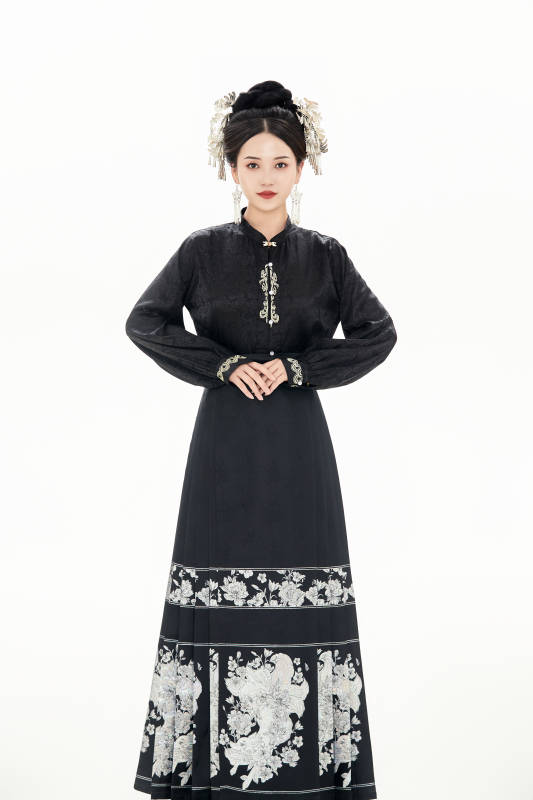白色背景下穿着明制汉服服饰马面裙的少女