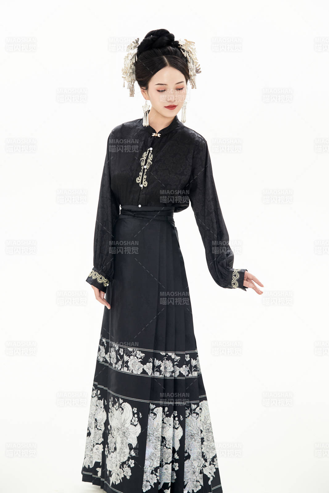 白色背景下穿著明制漢服服飾馬面裙的少女