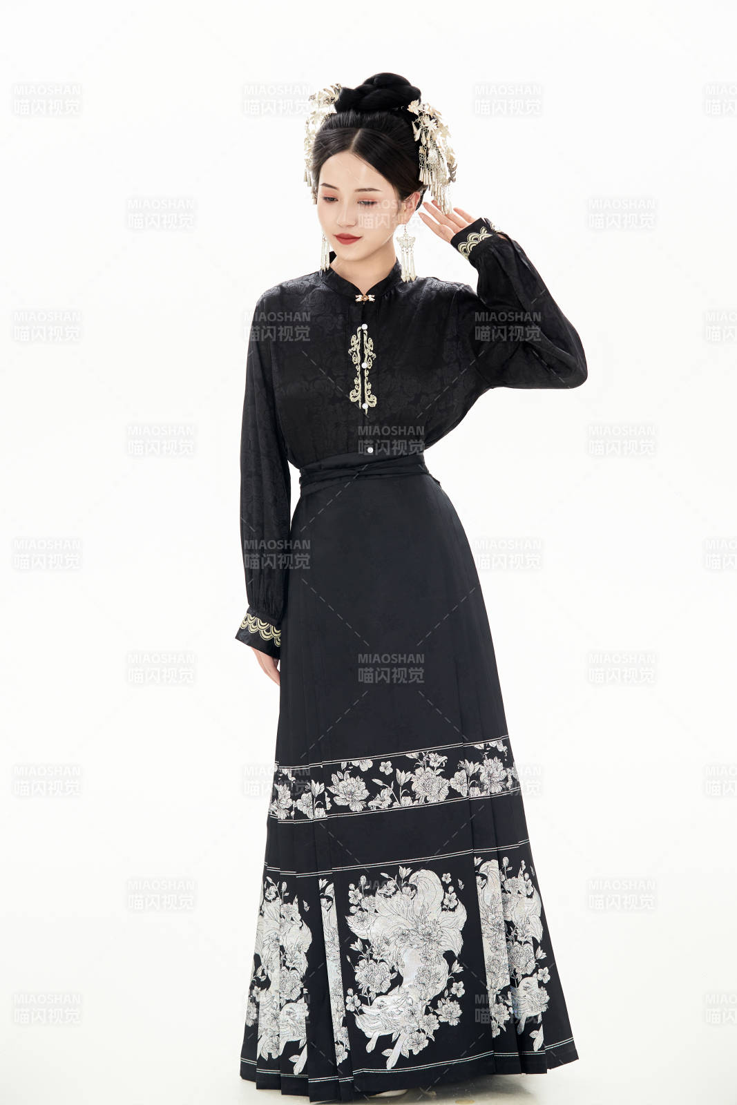 白色背景下穿着明制汉服服饰马面裙的少女