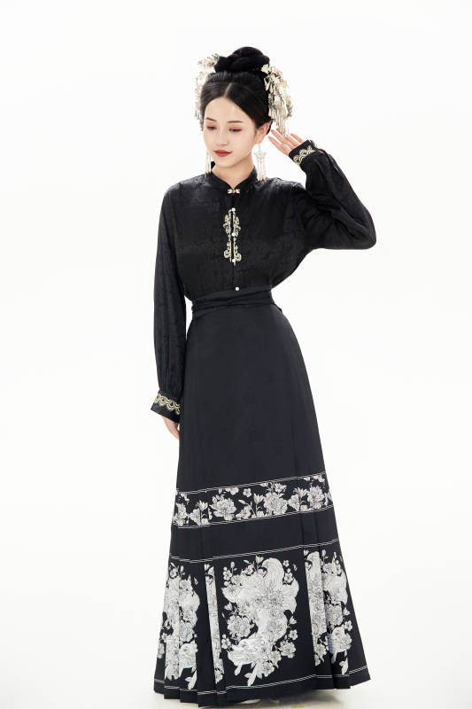 白色背景下穿着明制汉服服饰马面裙的少女