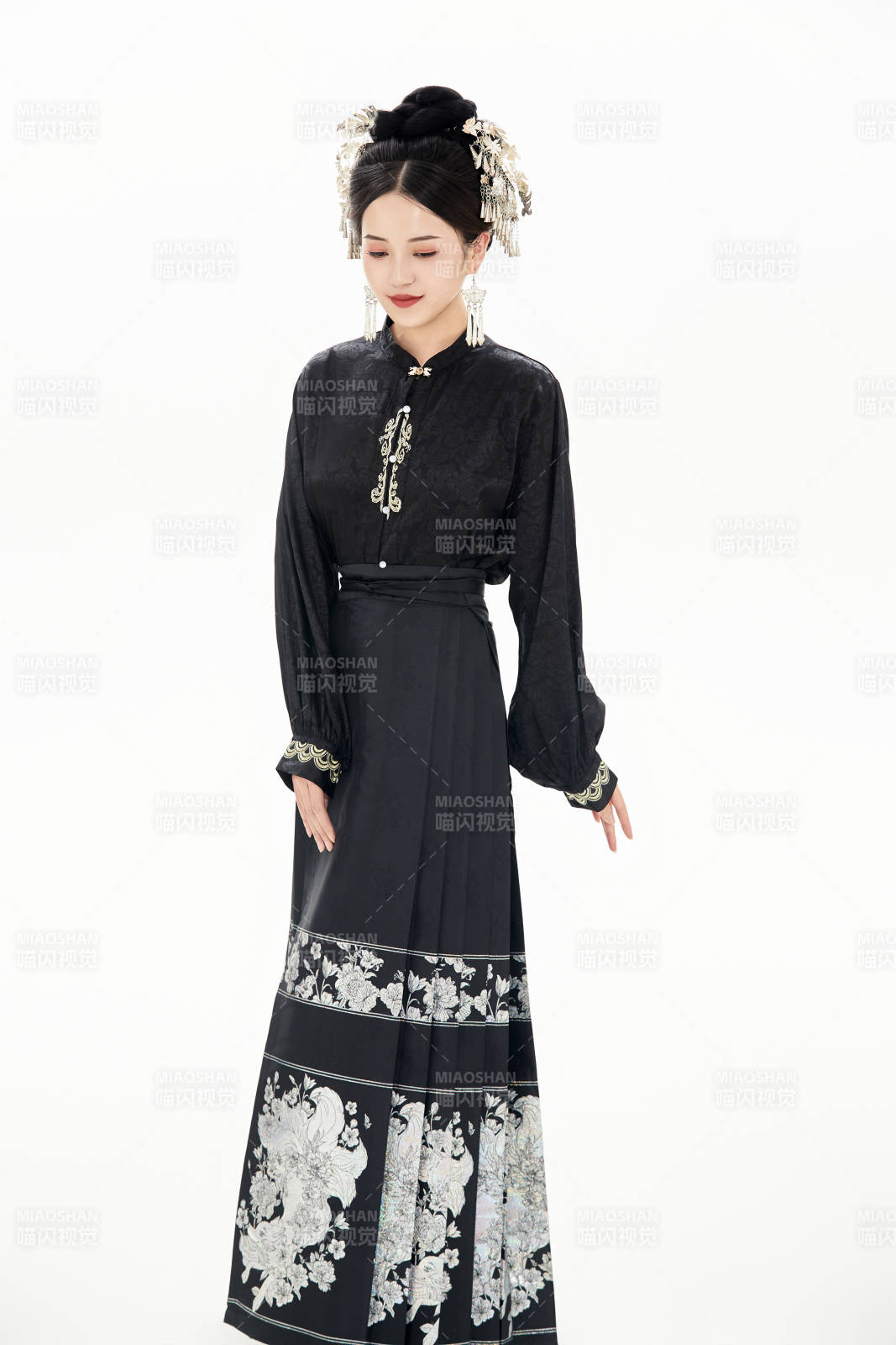 白色背景下穿著明制漢服服飾馬面裙的少女