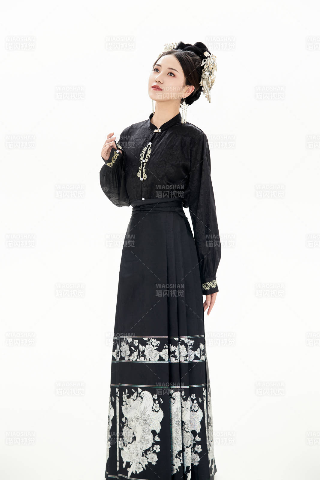 白色背景下穿着明制汉服服饰马面裙的少女