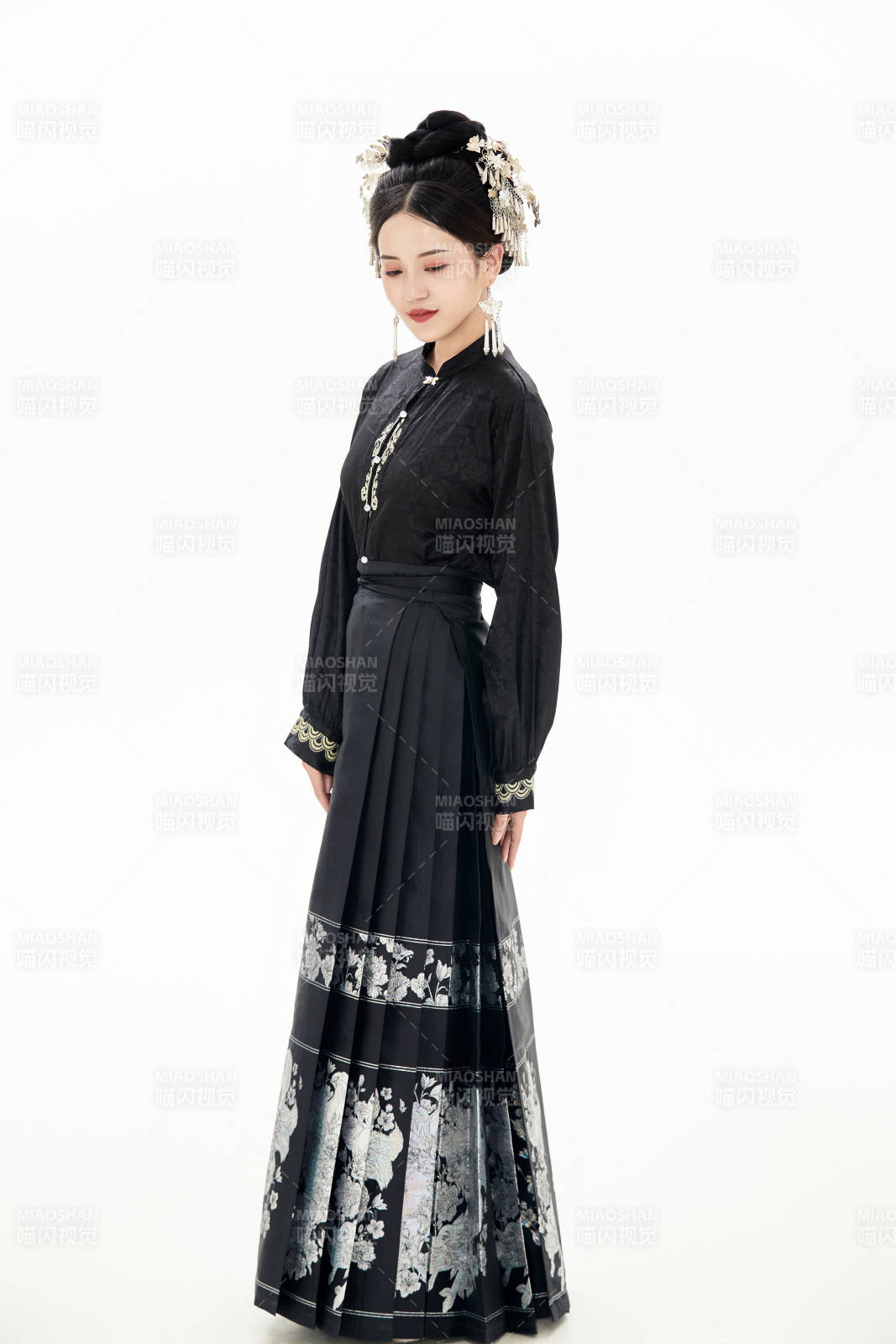白色背景下穿着明制汉服服饰马面裙的少女