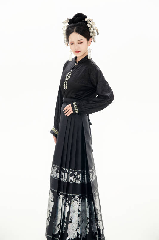 白色背景下穿着明制汉服服饰马面裙的少女