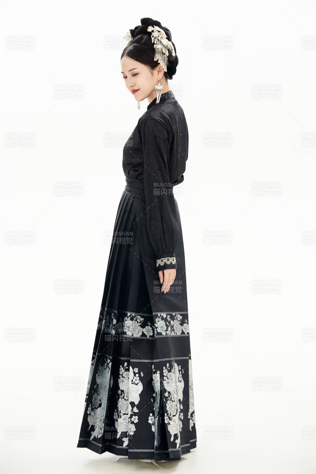 白色背景下穿着明制汉服服饰马面裙的少女图片