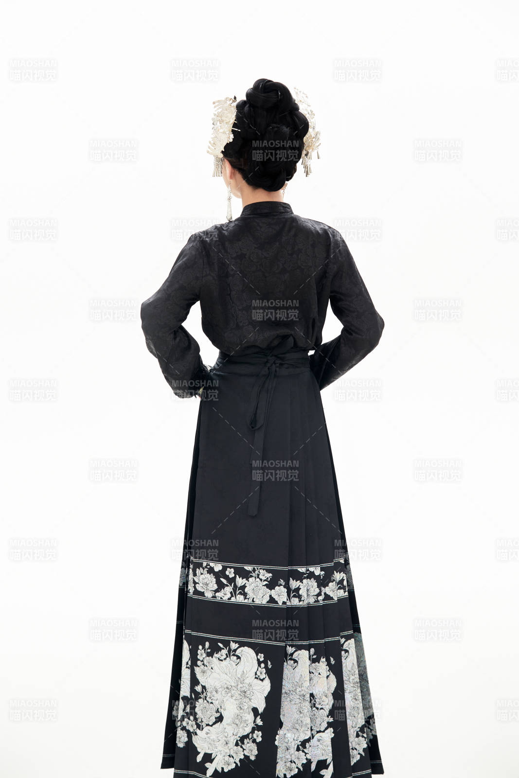 白色背景下穿着明制汉服服饰马面裙的少女