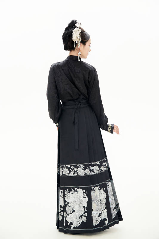 白色背景下穿着明制汉服服饰马面裙的少女