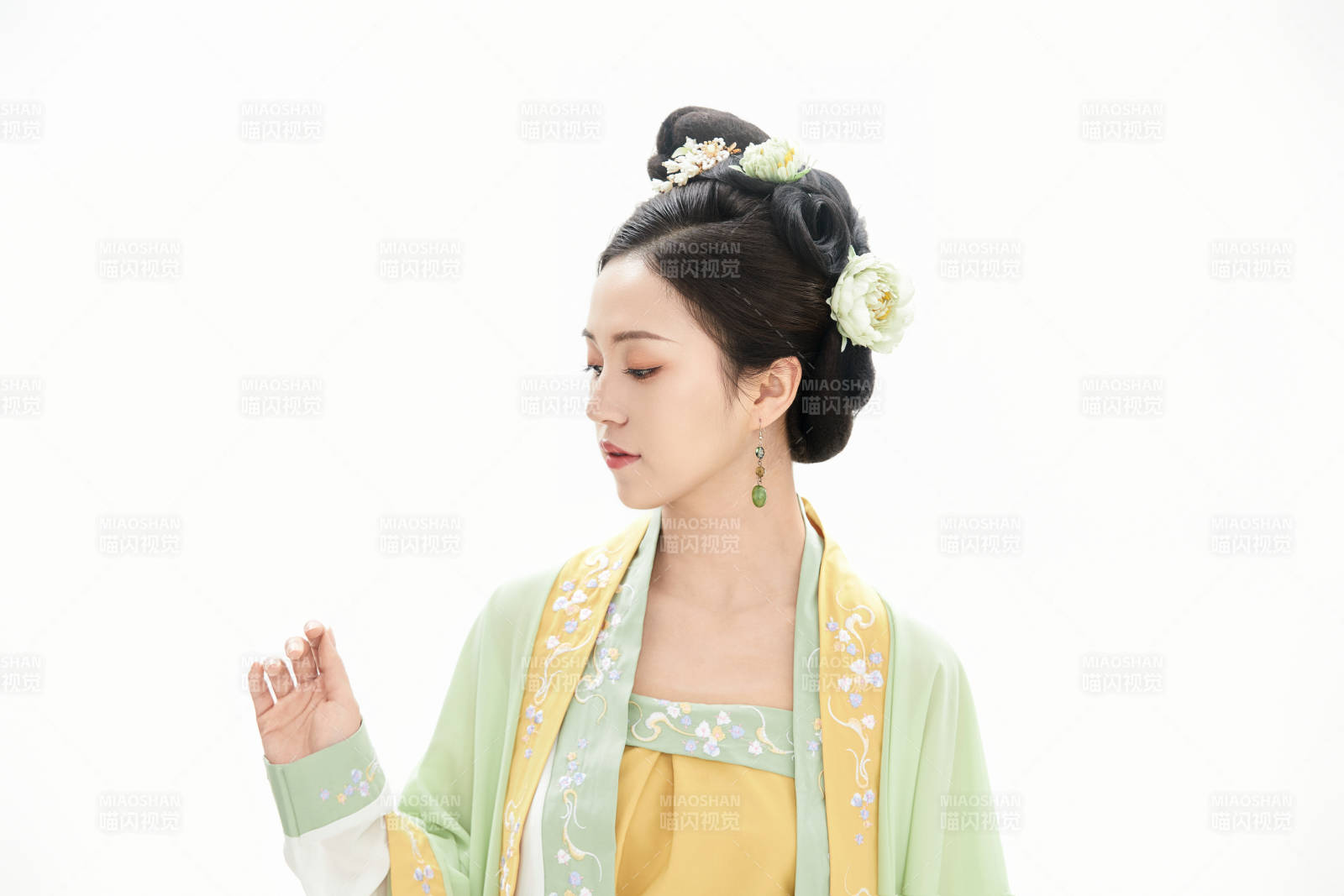 白色背景下穿着南北宋朝汉服的少女图片