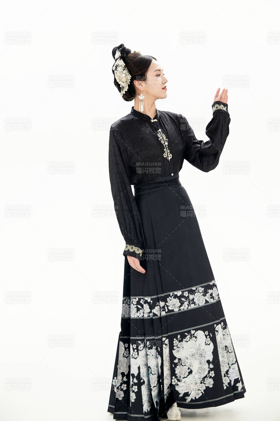 白色背景下穿著明制漢服服飾馬面裙的少女