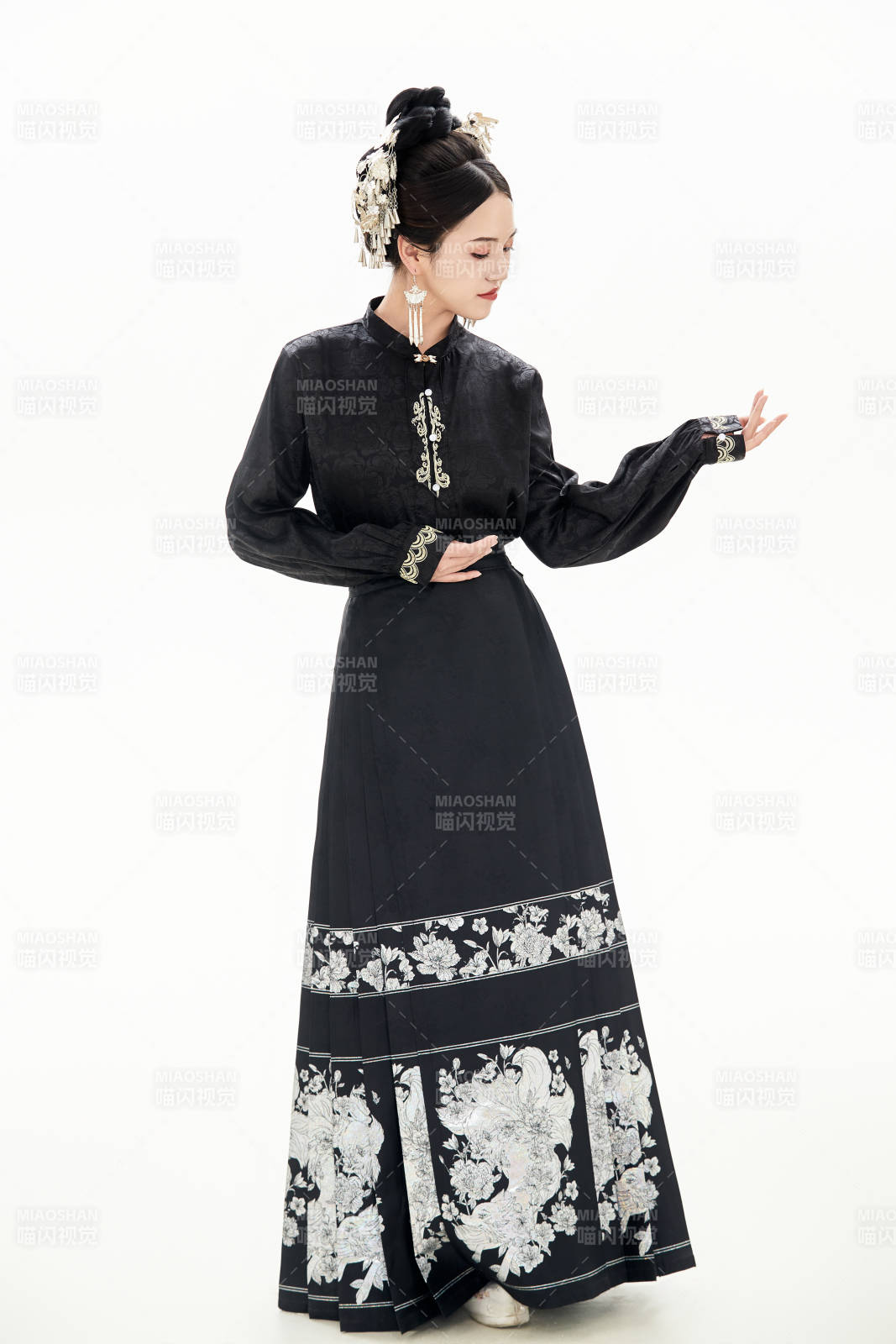 白色背景下穿著明制漢服服飾馬面裙的少女