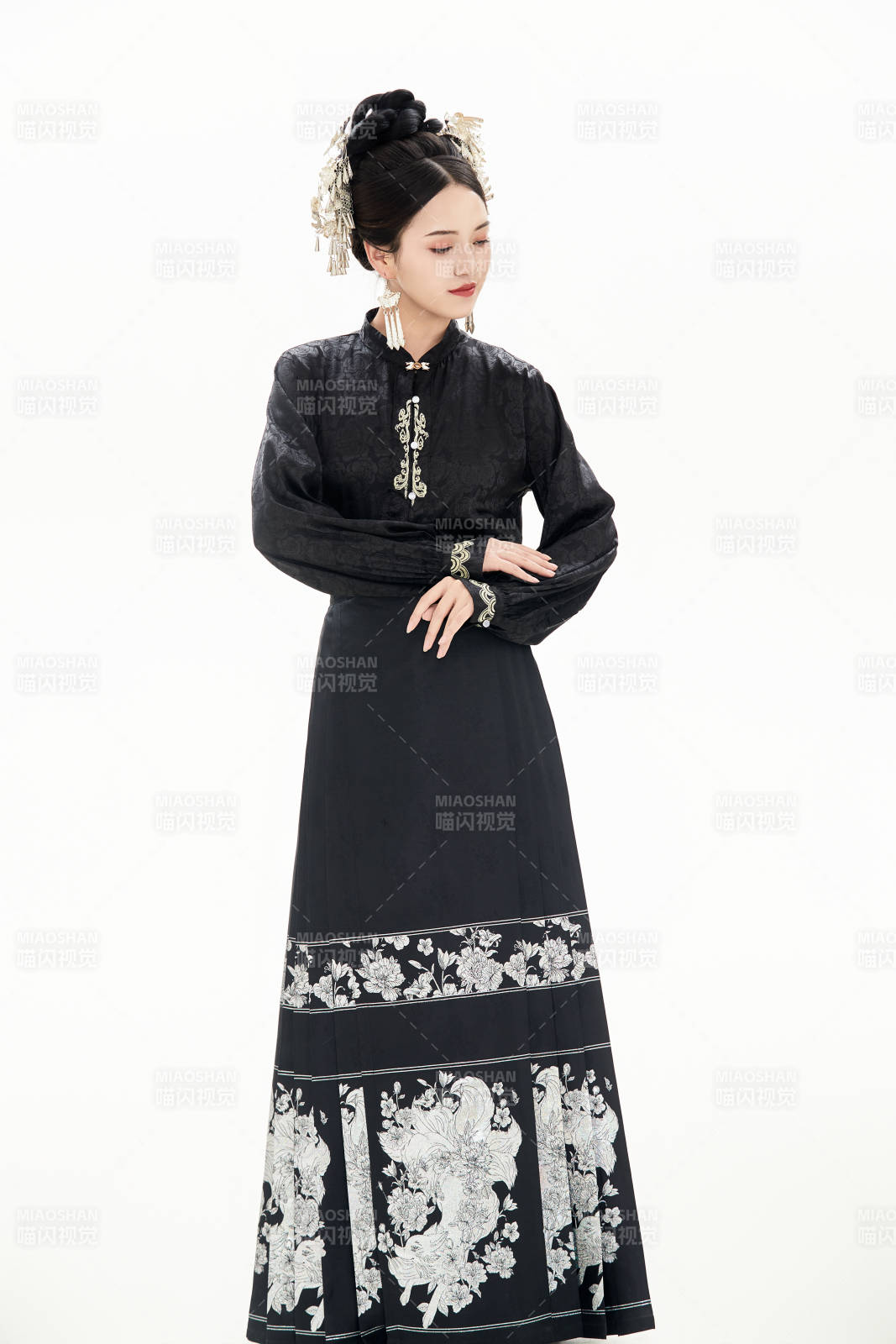 白色背景下穿著明制漢服服飾馬面裙的少女