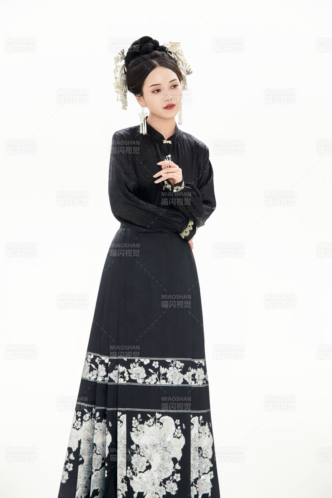 白色背景下穿著明制漢服服飾馬面裙的少女