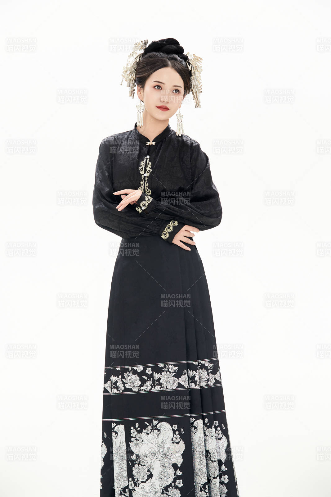 白色背景下穿著明制漢服服飾馬面裙的少女