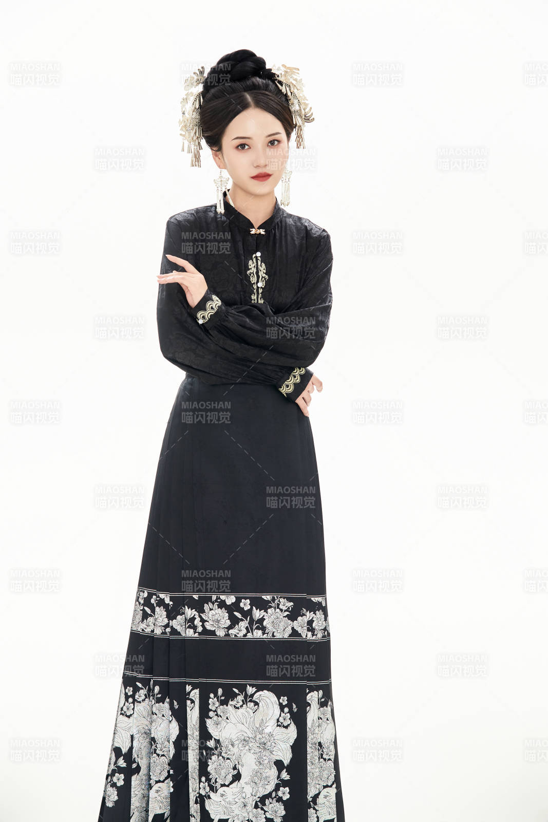 白色背景下穿著明制漢服服飾馬面裙的少女