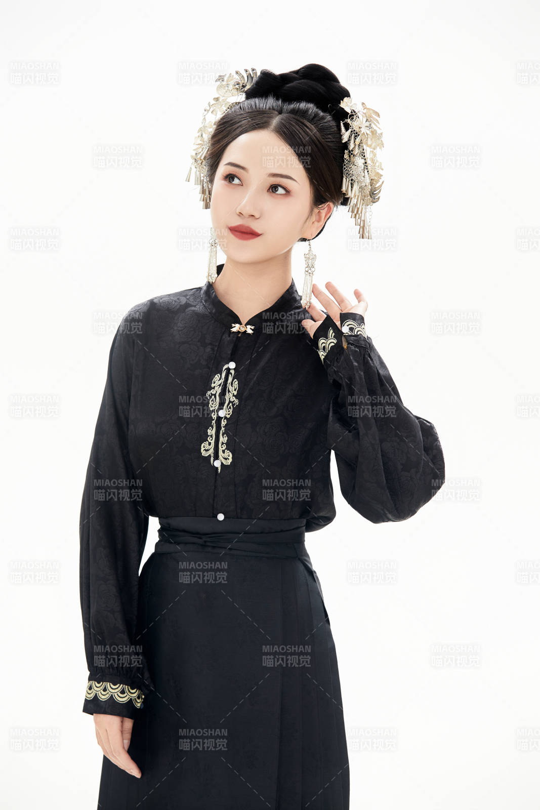 白色背景下穿著明制漢服服飾馬面裙的少女