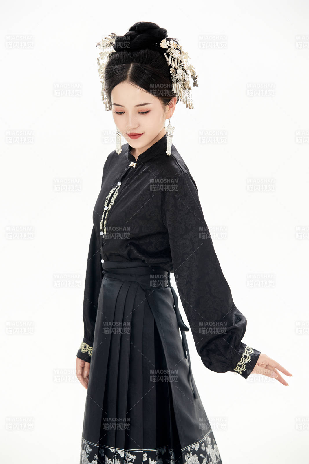 白色背景下穿着明制汉服服饰马面裙的少女图片