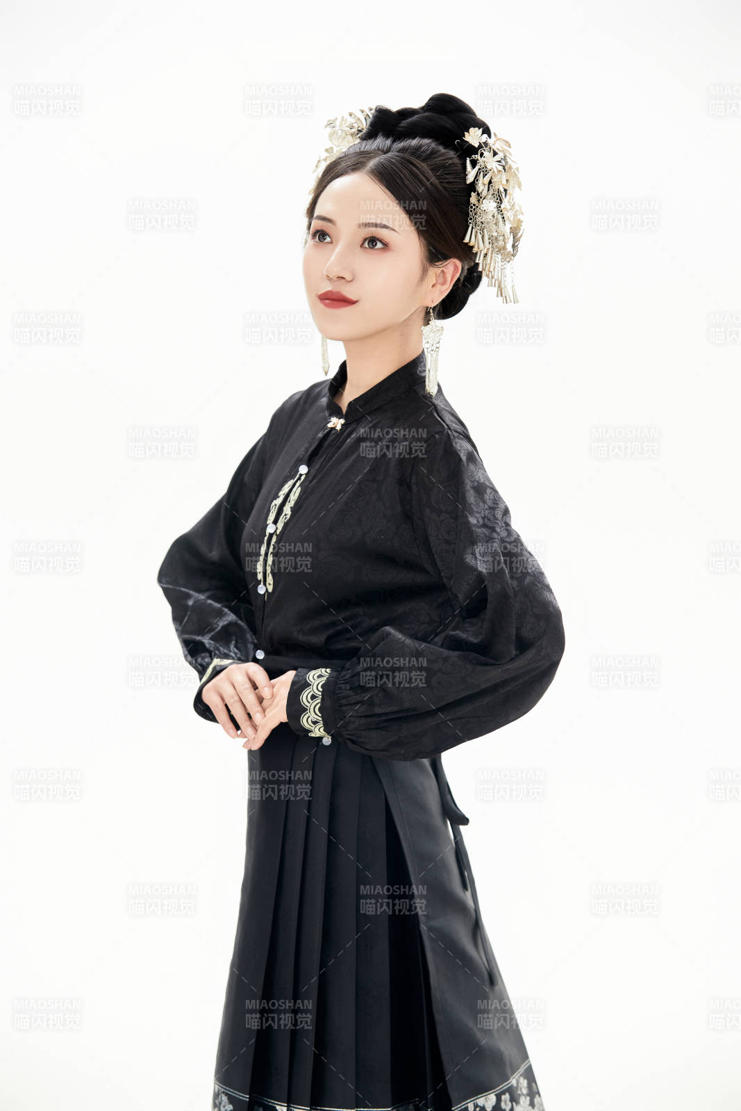 白色背景下穿著明制漢服服飾馬面裙的少女