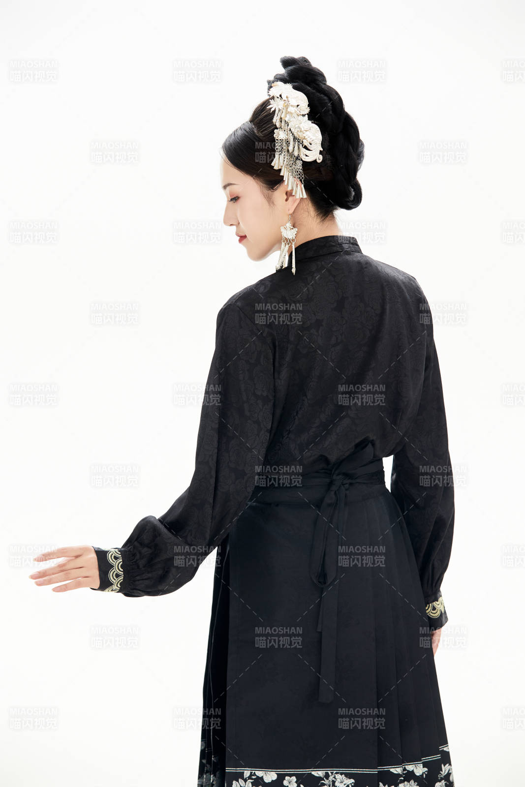 白色背景下穿著明制漢服服飾馬面裙的少女