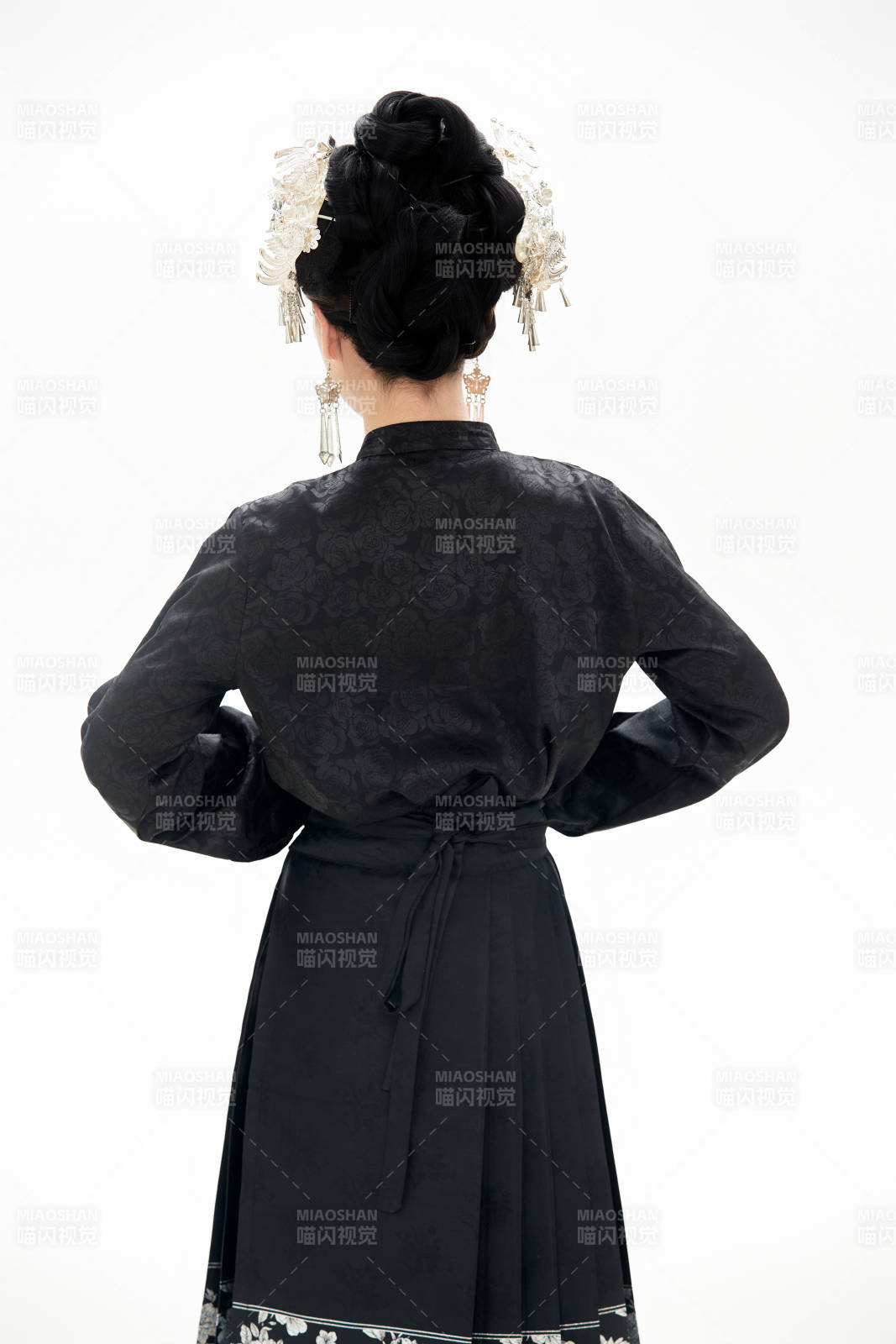 白色背景下穿著明制漢服服飾馬面裙的少女