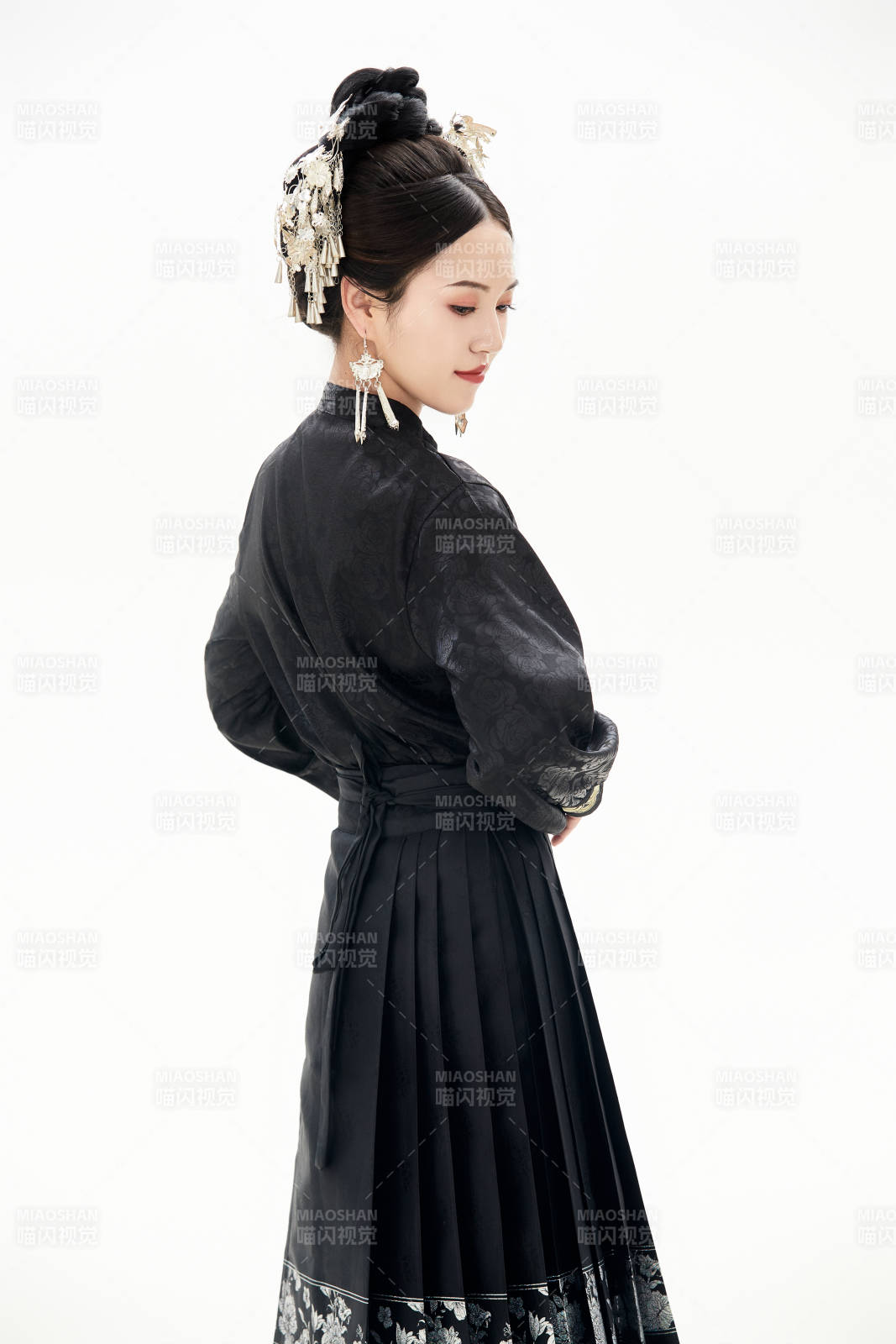 白色背景下穿著明制漢服服飾馬面裙的少女