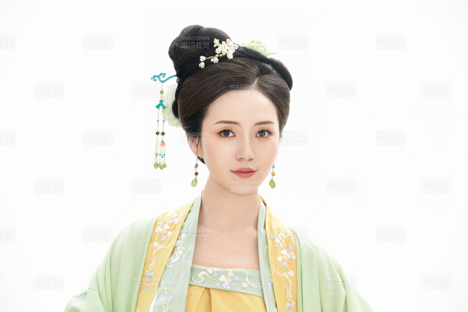 白色背景下穿著南北宋朝漢服的少女