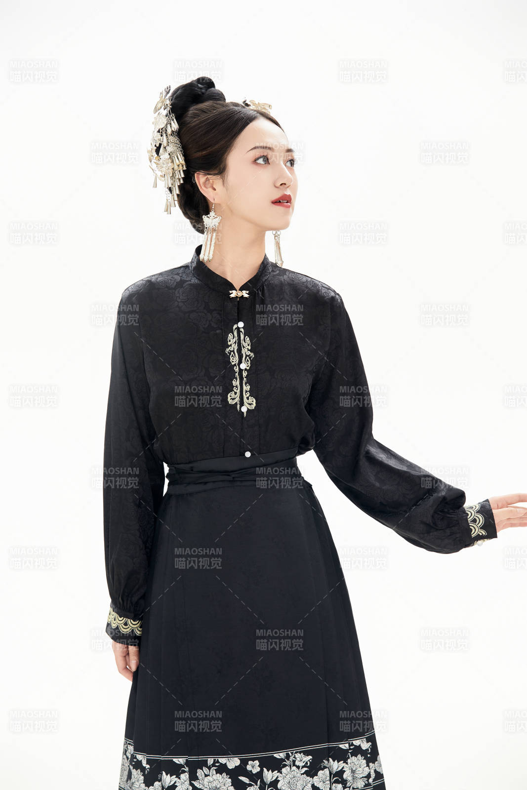 白色背景下穿著明制漢服服飾馬面裙的少女