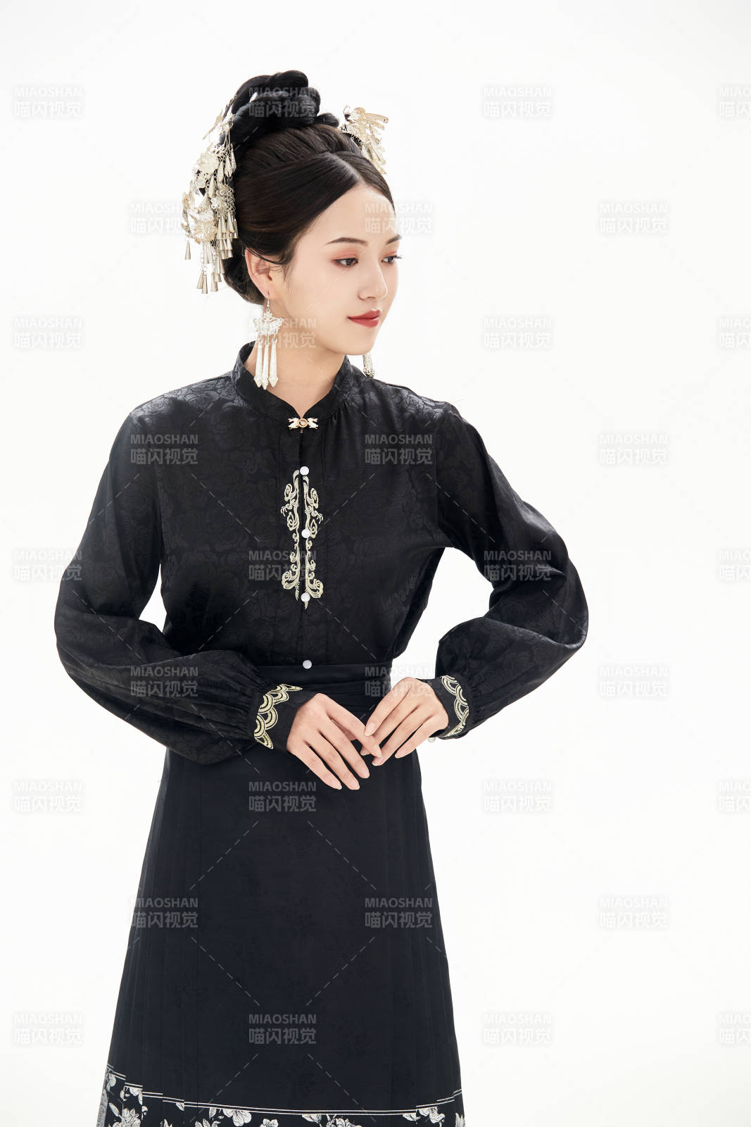 白色背景下穿著明制漢服服飾馬面裙的少女