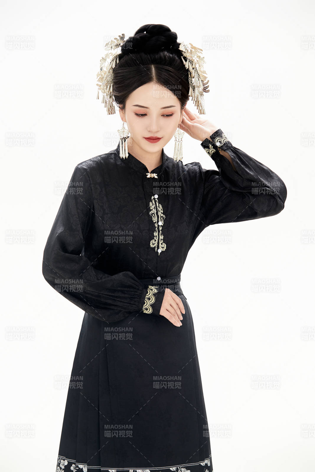 白色背景下穿著明制漢服服飾馬面裙的少女