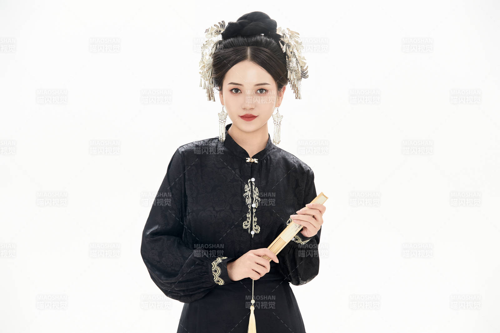 白色背景下穿著明制漢服服飾馬面裙的少女