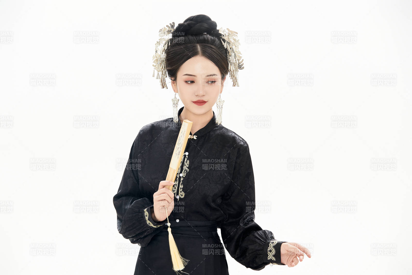 白色背景下穿著明制漢服服飾馬面裙的少女