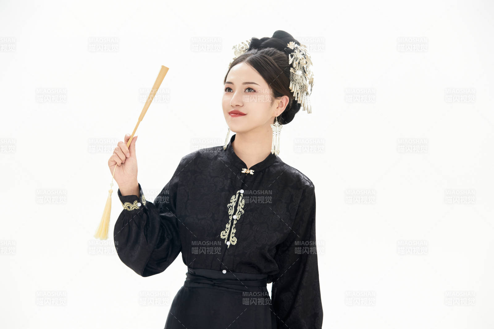 白色背景下穿著明制漢服服飾馬面裙的少女