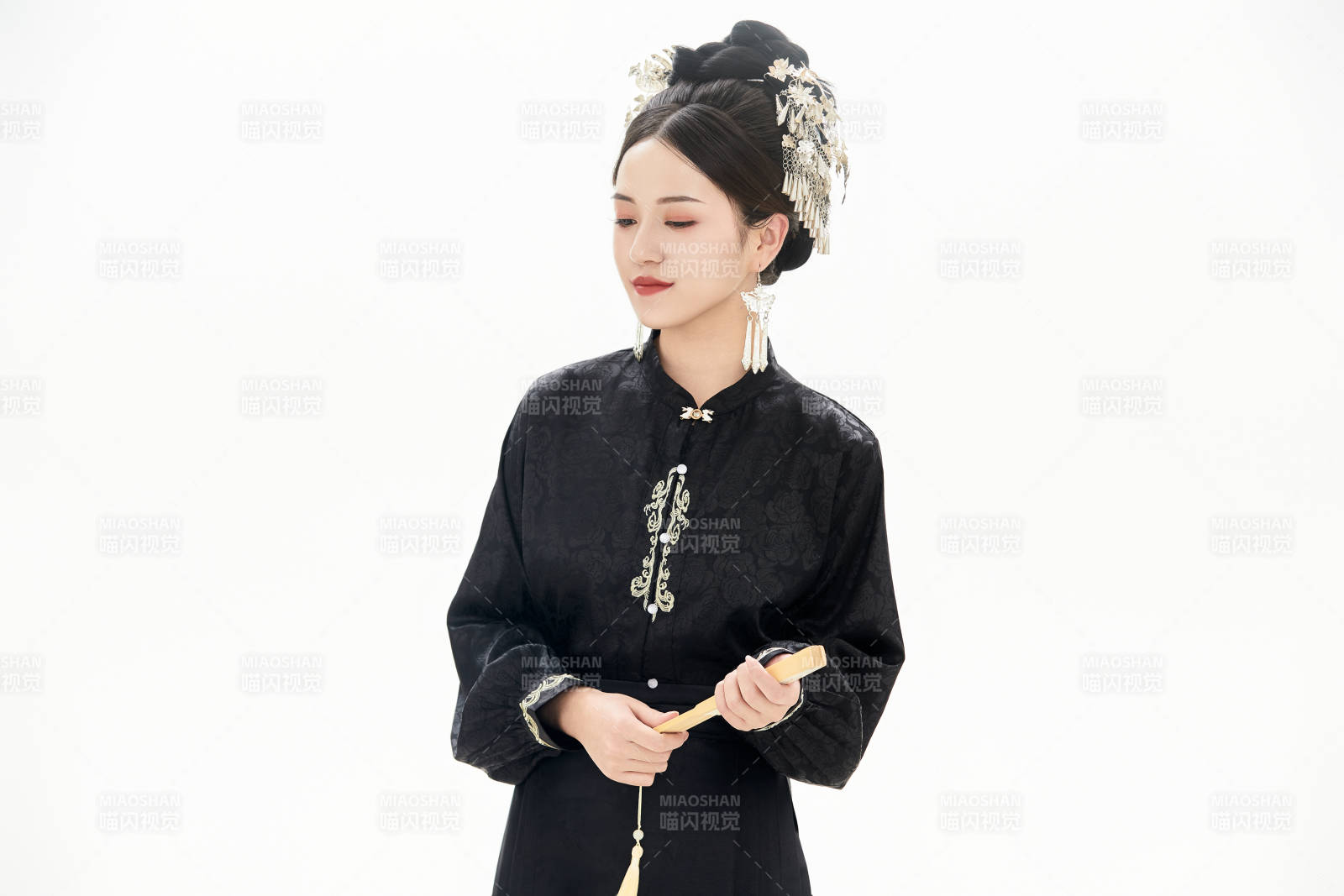 白色背景下穿著明制漢服服飾馬面裙的少女