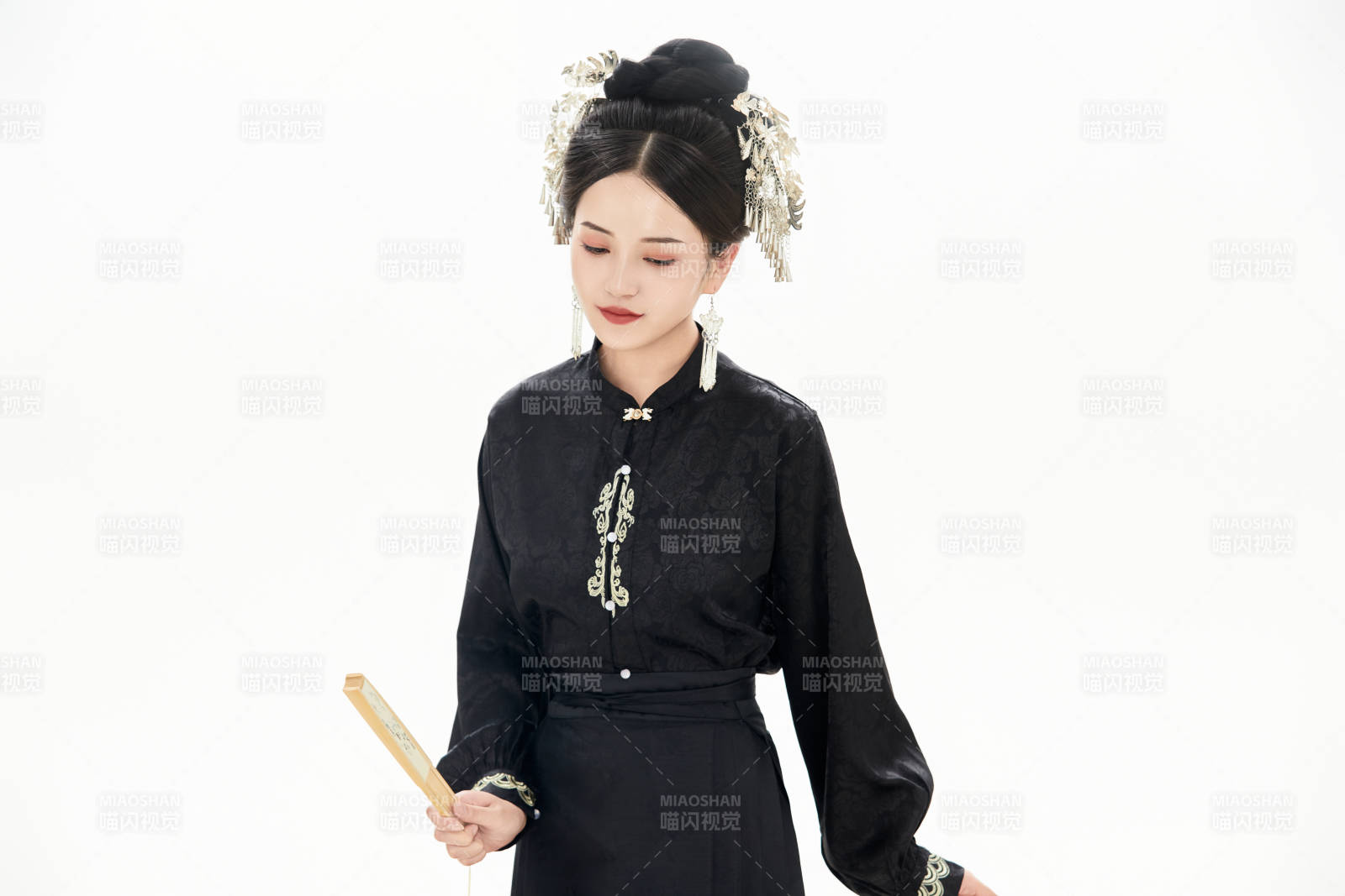 白色背景下穿著明制漢服服飾馬面裙的少女