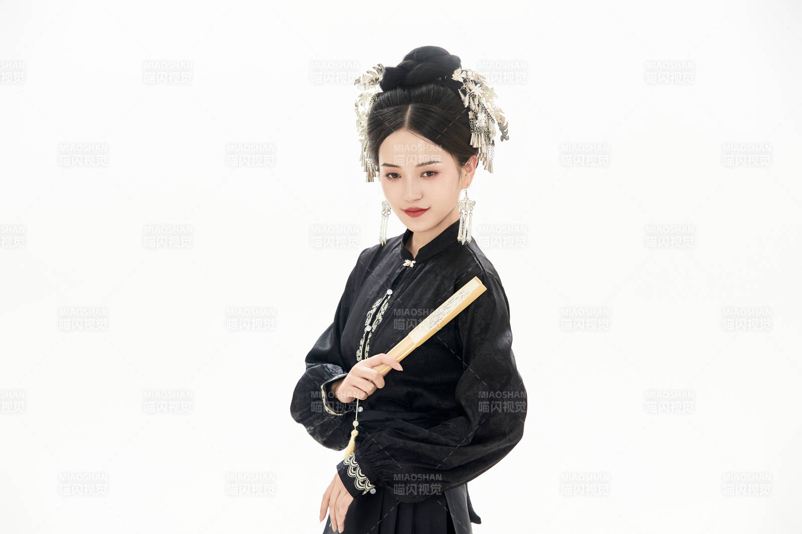 白色背景下穿著明制漢服服飾馬面裙的少女