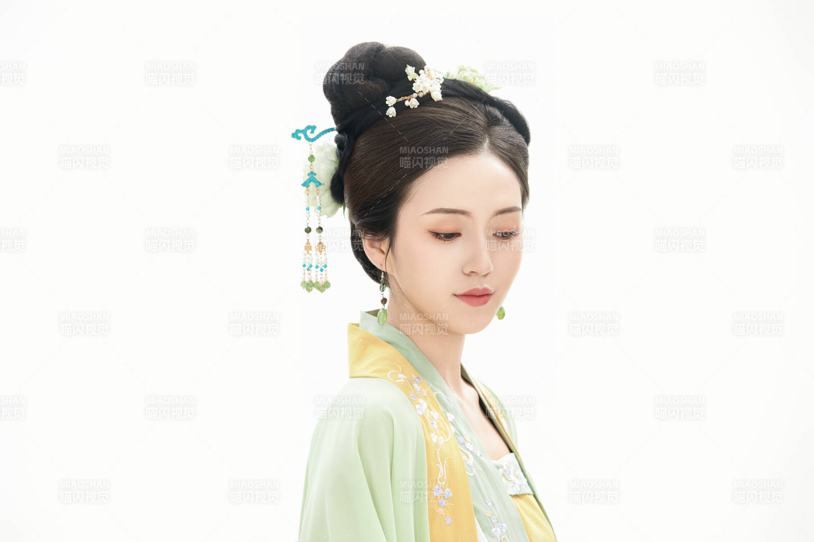 白色背景下穿著南北宋朝漢服的少女