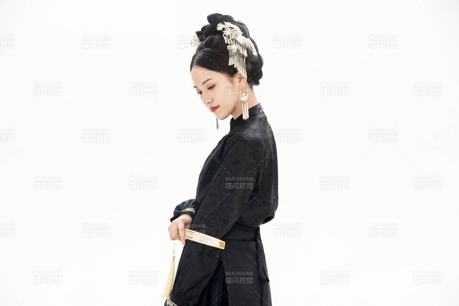 白色背景下穿著明制漢服服飾馬面裙的少女