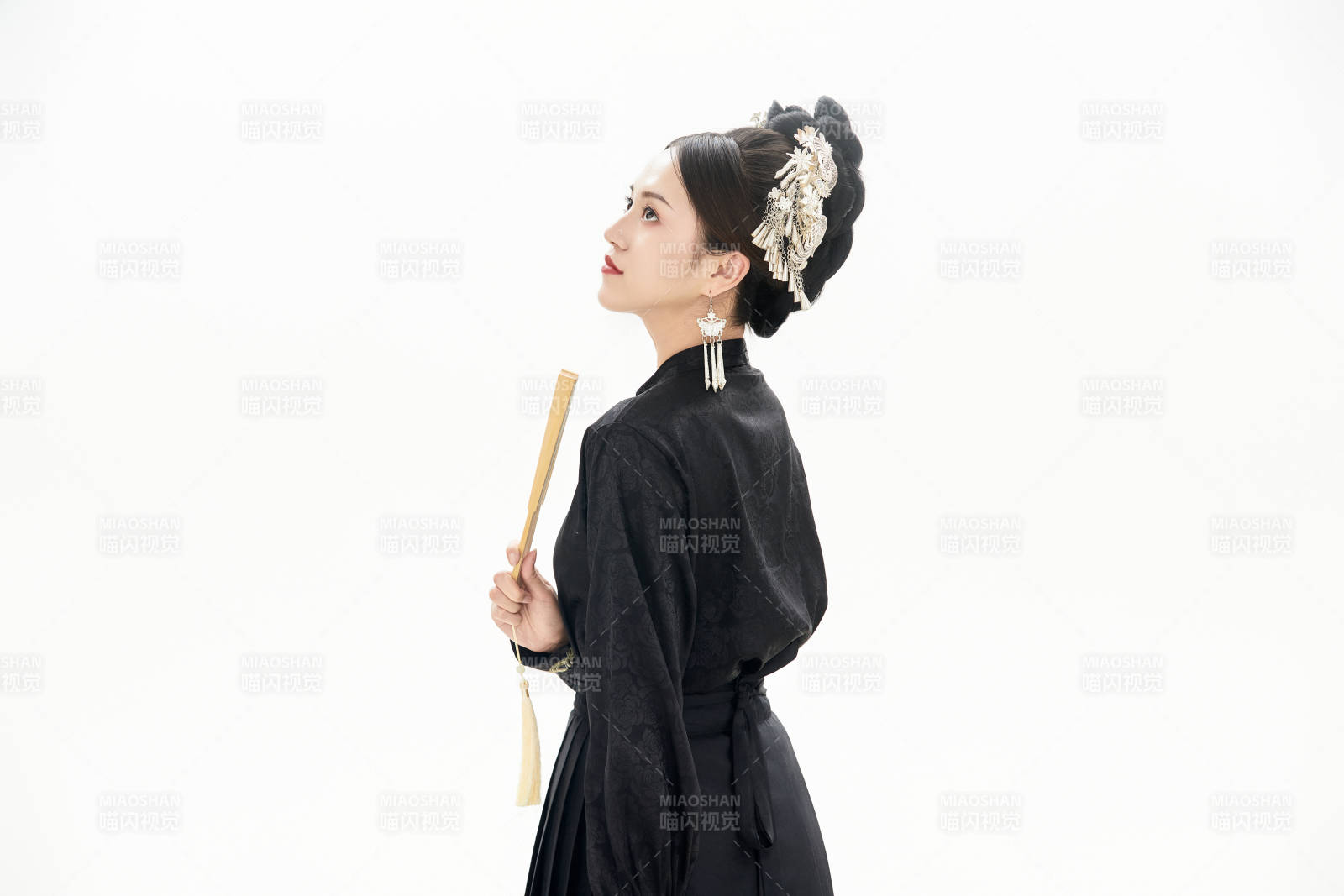 白色背景下穿著明制漢服服飾馬面裙的少女