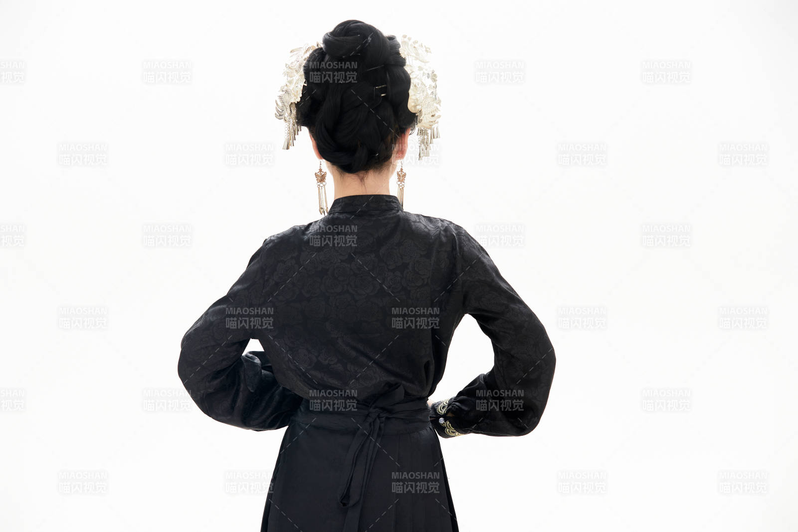 白色背景下穿著明制漢服服飾馬面裙的少女