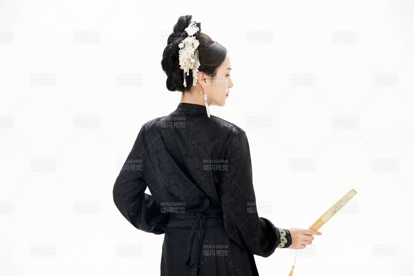 白色背景下穿著明制漢服服飾馬面裙的少女