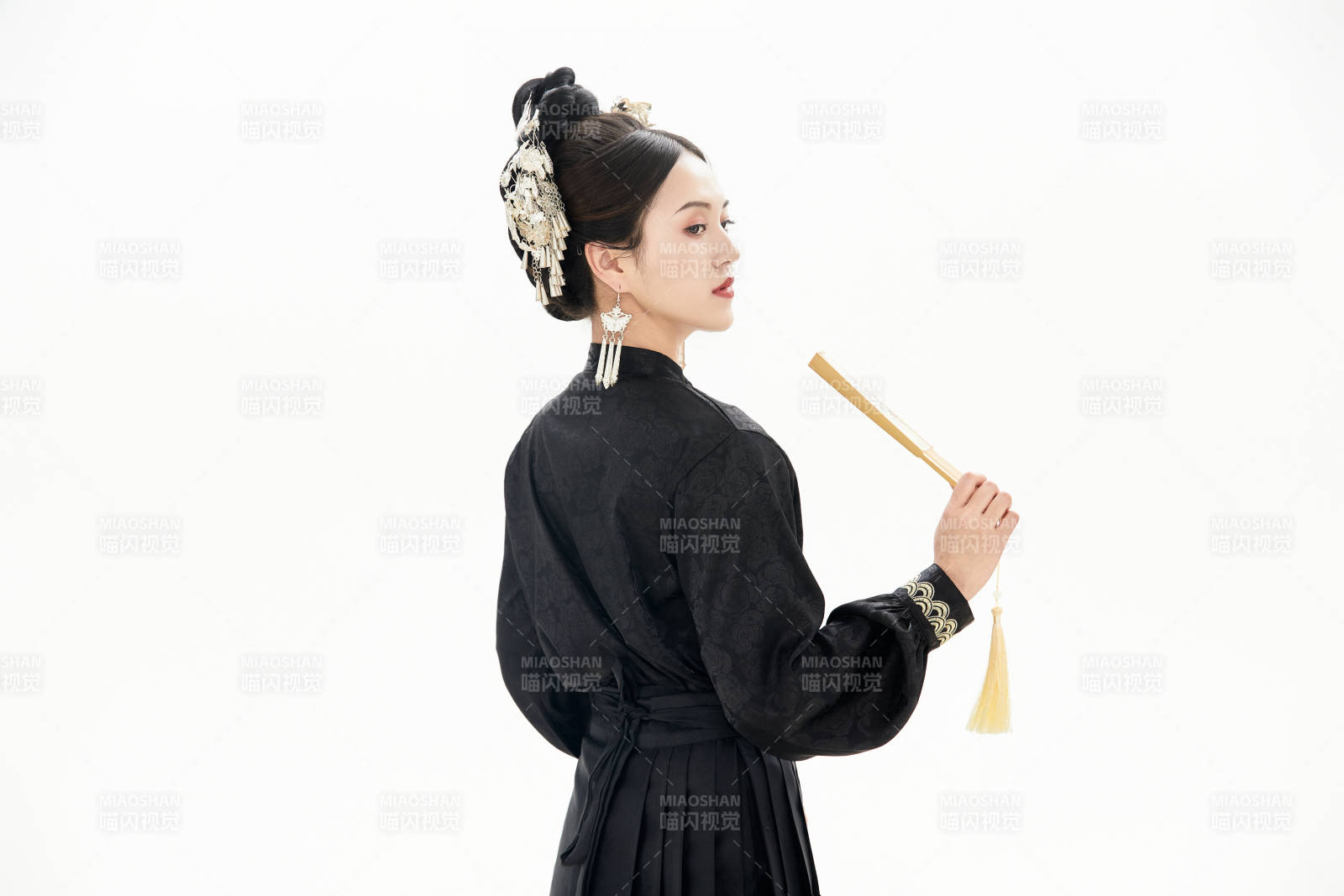 白色背景下穿著明制漢服服飾馬面裙的少女