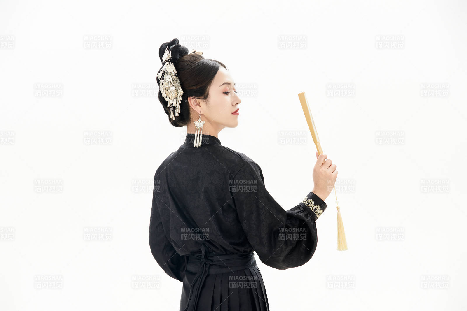 白色背景下穿著明制漢服服飾馬面裙的少女