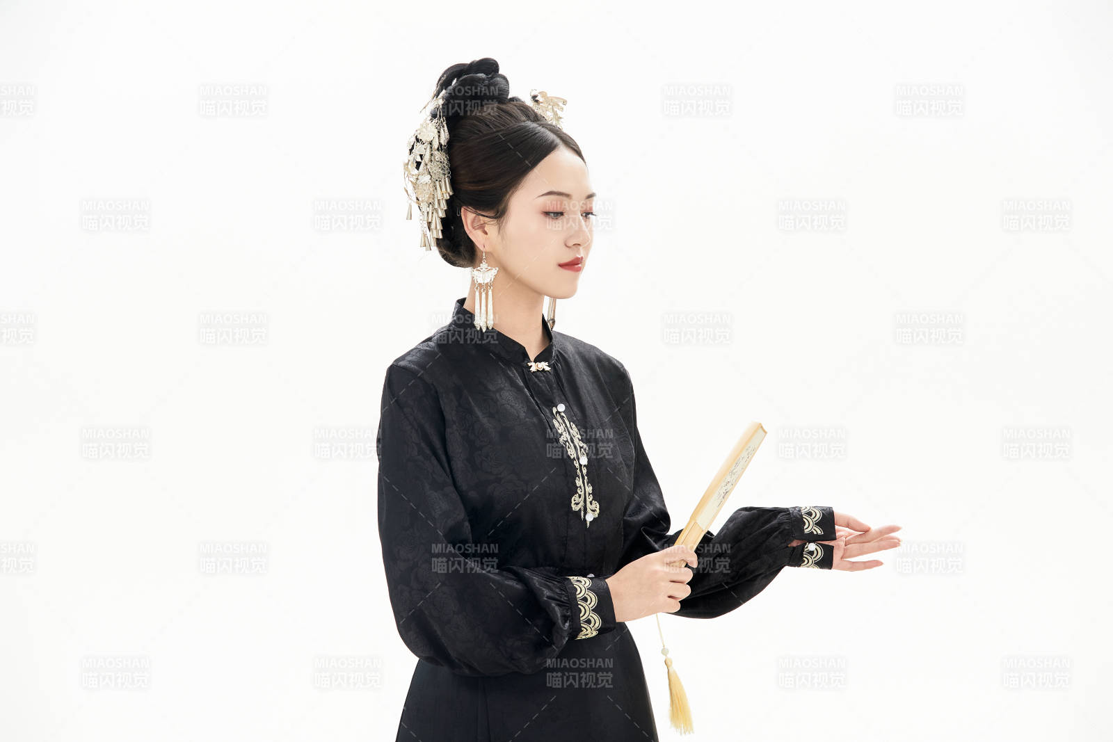 白色背景下穿著明制漢服服飾馬面裙的少女